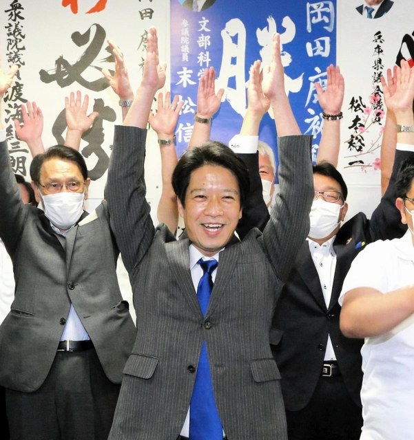 ３選を祝って、万歳する岡田康裕氏＝加古川市加古川町寺家町（撮影・笠原次郎）