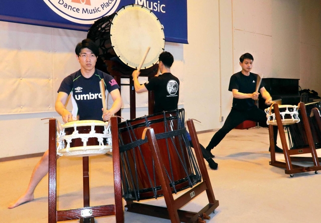 本番に向け練習に励む太鼓楽団「大地の会」のメンバー＝神戸市中央区波止場町