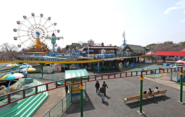 神戸市立王子動物園の敷地にあり、市民に長年親しまれてきた遊園地＝４月１日、神戸市灘区（ドローンで撮影）
