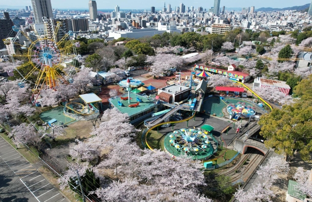 神戸市立王子動物園の敷地にあり、市民に長年親しまれてきた遊園地＝４月１日、神戸市灘区（ドローンで撮影）
