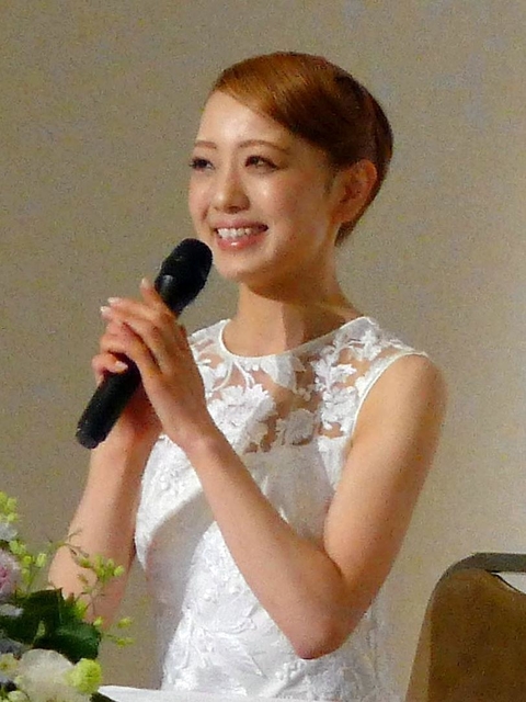 「最後まで真っ白な気持ちで」と、白いレースのワンピースで会見に臨んだ朝月希和＝宝塚大劇場