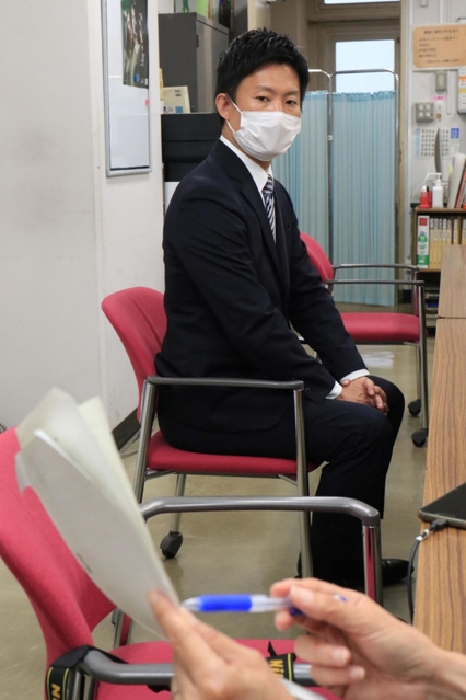政務活動費にからむ納品書を偽造していた疑いで釈明をする光本圭佑・尼崎市議＝１４日午後、尼崎市東七松町１、尼崎市役所