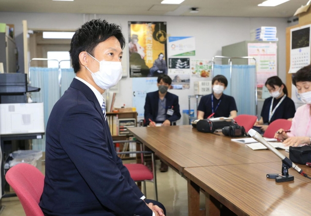 政務活動費にからむ納品書を偽造していた疑いで釈明をする光本圭佑・尼崎市議＝１４日午後、尼崎市東七松町１、尼崎市役所