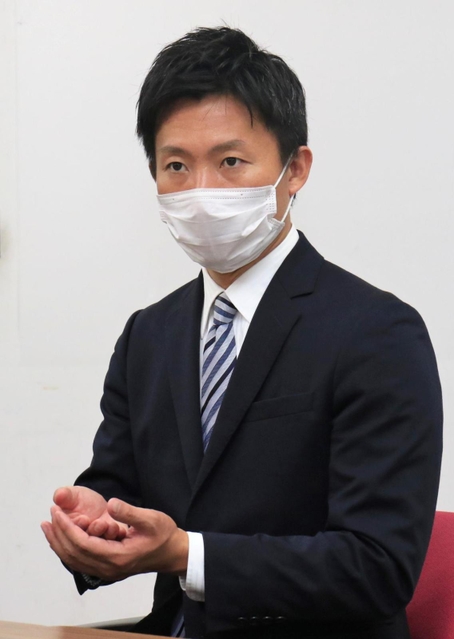 政務活動費にからむ納品書を偽造していた疑いで釈明をする光本圭佑・尼崎市議＝１４日午後、尼崎市東七松町１、尼崎市役所