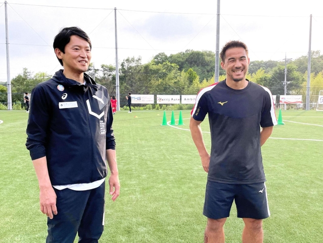 斎藤元彦知事（左）の訪問を受け、笑顔で意見を交換する岡崎慎司選手＝神戸市西区平野町印路