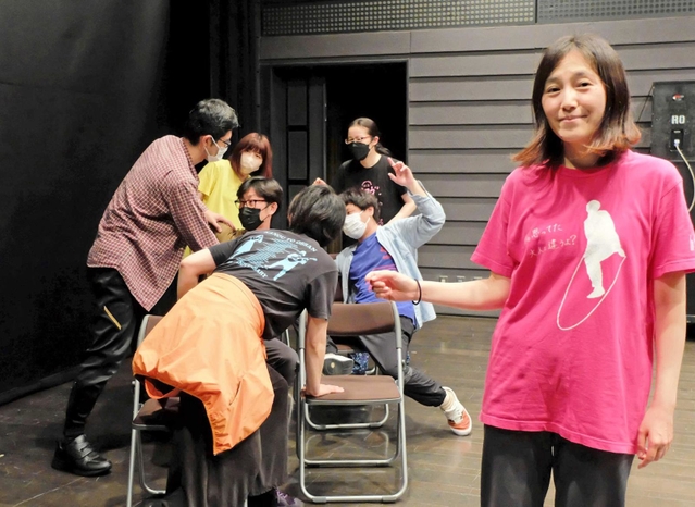 嘉納みなこ（手前）と出演者＝神戸市兵庫区新開地５