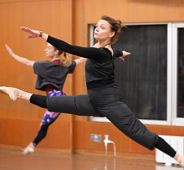 バレエの練習に打ち込むオレナ・ドブリャンスカさん＝神戸文化ホール（撮影・秋山亮太）