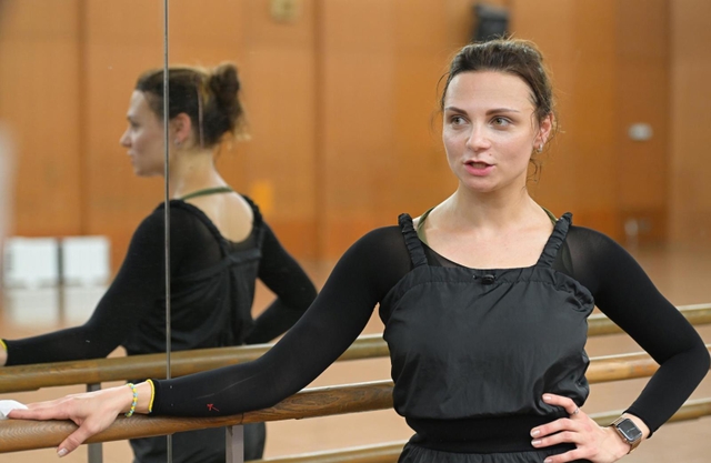 ウクライナから神戸市に避難し、大阪での公演に向けて練習を重ねるバレエダンサーのオレナ・ドブリャンスカさん＝神戸市中央区、神戸文化ホール（撮影・秋山亮太）