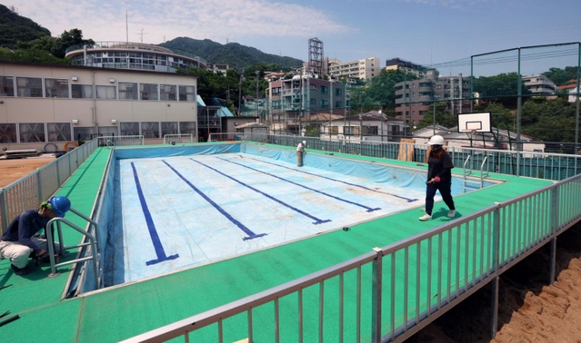 運動場に設営された仮設プール＝神戸市灘区箕岡通１、美野丘小学校