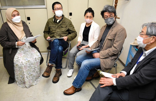 在留外国人から寄せられた相談への対応を話し合う「神戸移民連絡会」のメンバー＝神戸市中央区海岸通４