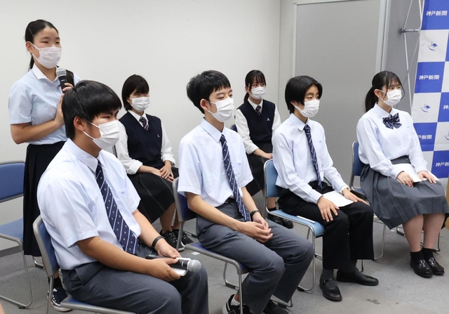 気候変動問題やＳＤＧｓについて意見を語る高校生ら＝１８日午後、神戸市中央区、神戸新聞社（撮影・小林良多）
