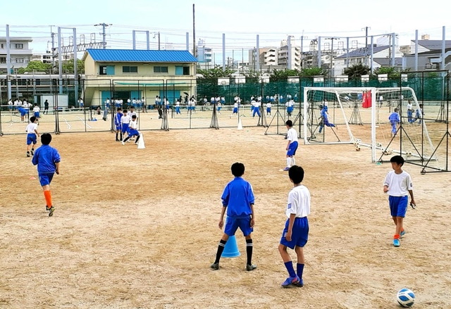 放課後、活発に部活動が行われている本山中のグラウンド＝神戸市東灘区岡本３