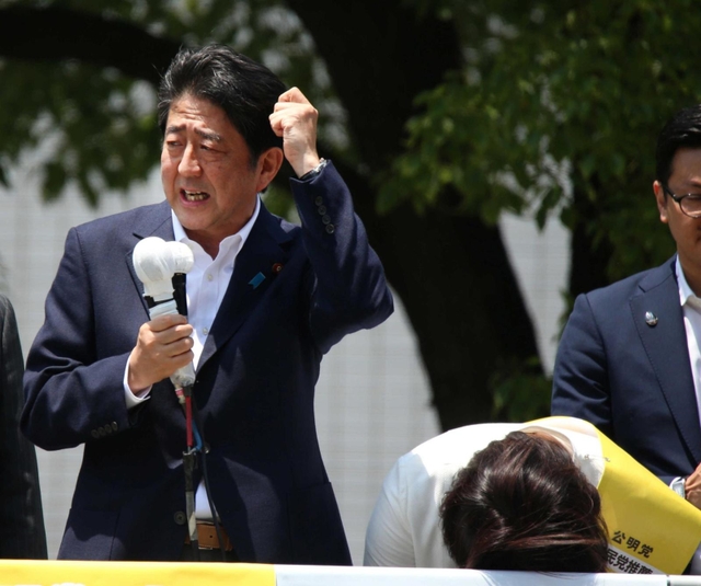 ６年前の参院選で公明党候補の応援に駆け付けた安倍晋三首相（当時）＝２０１６年６月、神戸市中央区