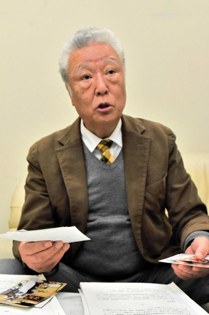 機動隊員だった息子はなぜ自殺したのか。裁判資料を前に思いを語る木戸一仁さん＝神戸市内