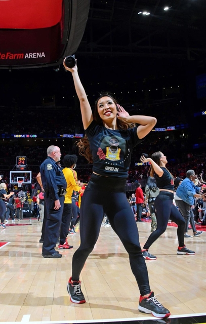 ＮＢＡアトランタ・ホークスの試合会場でパフォーマンスする大西真菜美さん＝４月、米アトランタ　（Ｃ）Ｓｃｏｔｔ　Ｃｕｎｎｉｎｇｈａｍ