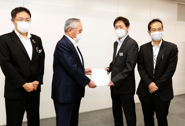 三原修二会長（左から２人目）に要請書を手渡す稲次一彦教育次長ら＝神戸市中央区京町