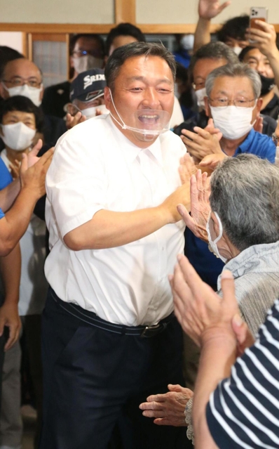 支援者らと勝利を喜ぶ佐伯謙作氏＝播磨町西野添３（撮影・笠原次郎）