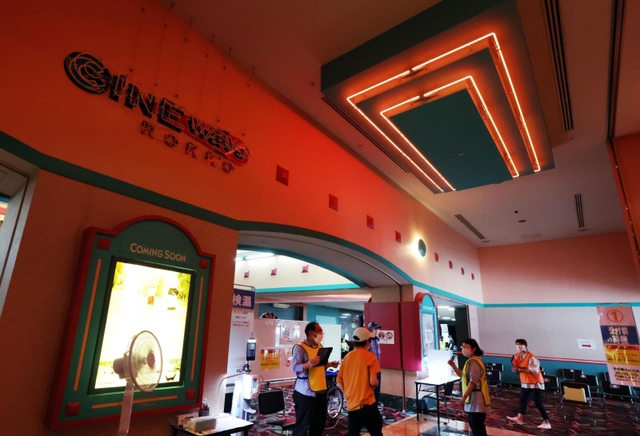 映画館のロビーだったワクチン接種会場。赤いネオンサインが往事の雰囲気を伝える＝神戸市東灘区向洋町中２