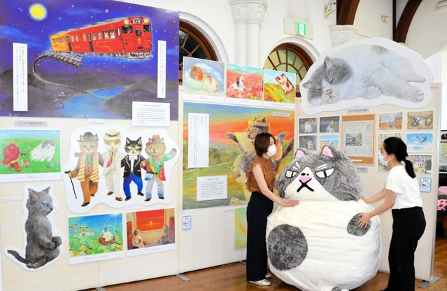 縦１・２メートル、横１・８メートルの特大パネルやオブジェで「かなしきデブ猫ちゃん」の世界を表した企画展＝２３日午後、神戸市灘区王子町３