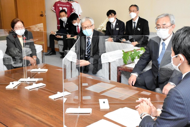 斎藤元彦知事（右）と面会し、必要な支援について伝える土師守さん（中央）ら＝５月、兵庫県庁