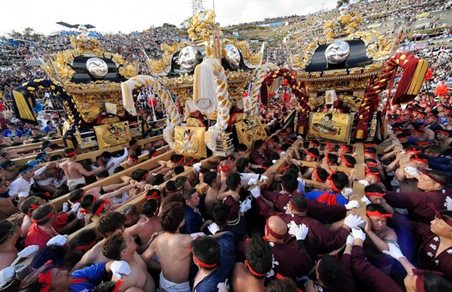 神輿や屋台をぶつけ合う「灘のけんか祭り」＝２０１９年１０月１５日、姫路市白浜町