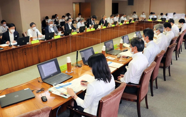 赤字ローカル線の維持・利用促進を検討する協議会の初会合に、沿線自治体の関係者らが集まった＝２４日午前、兵庫県庁