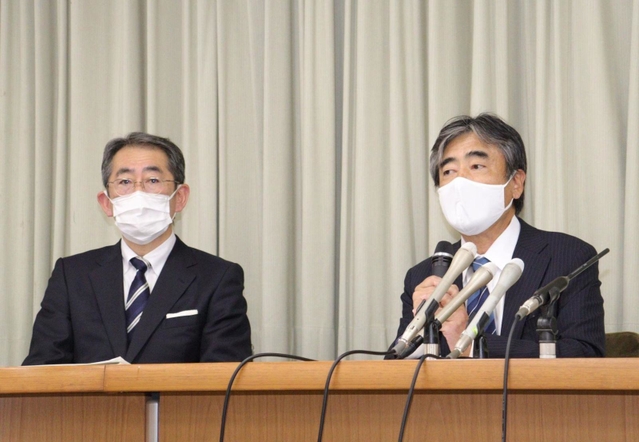 個人情報の入ったＵＳＢの紛失について説明する「ビプロジー」の幹部ら＝２４日午後３時４０分、尼崎市役所
