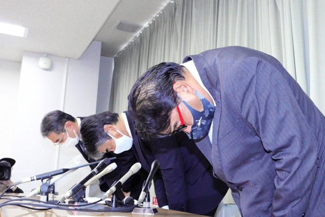 個人情報が入ったＵＳＢの紛失について陳謝する「ビプロジー」の幹部ら＝２４日午後、尼崎市役所