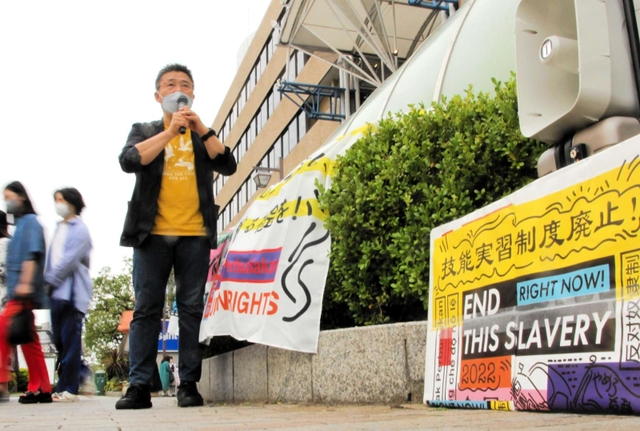 外国人労働者の適正な受け入れ制度整備を求めるＮＰＯ法人「移住者と連帯する全国ネットワーク」の鳥井一平代表＝神戸市中央区