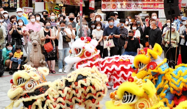 南京町のイベントで披露された獅子舞。大勢の見物客を集めた＝６月５日、神戸市中央区元町通１