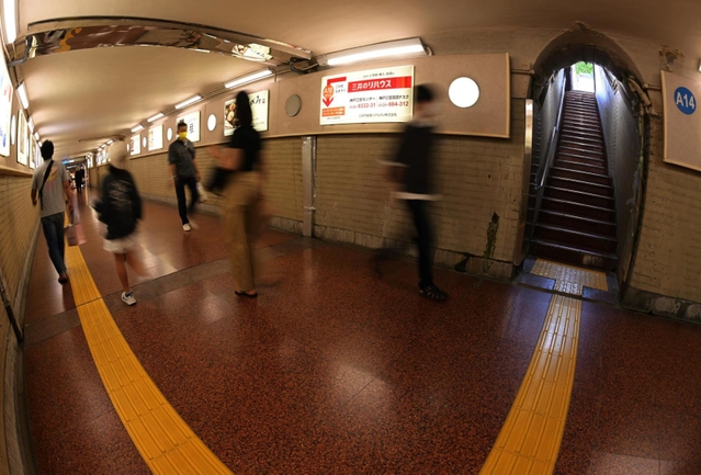 神戸市の中心部、三宮の地下。地下街へ駅へ、普段は市民が行き交う通路だがもしもの時、命を守る空間になる＝神戸市中央区