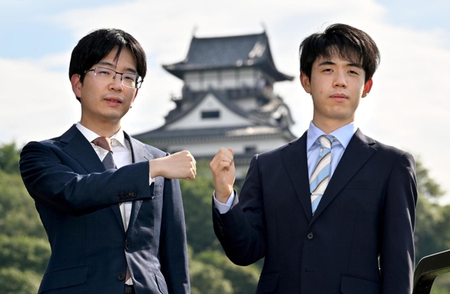 ７番勝負第１局を前に健闘を誓い合う藤井聡太王位（右）と豊島将之九段。後方は犬山城＝２７日午後、愛知県犬山市