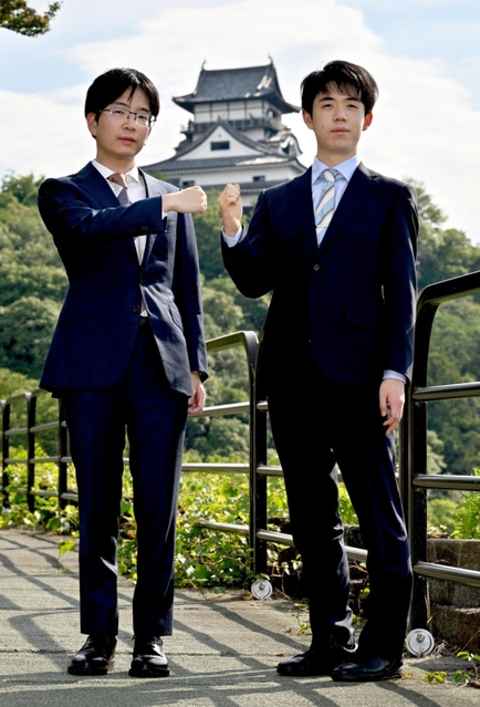 ７番勝負第１局を前に健闘を誓い合う藤井聡太王位（右）と豊島将之九段。後方は犬山城＝２７日午後、愛知県犬山市