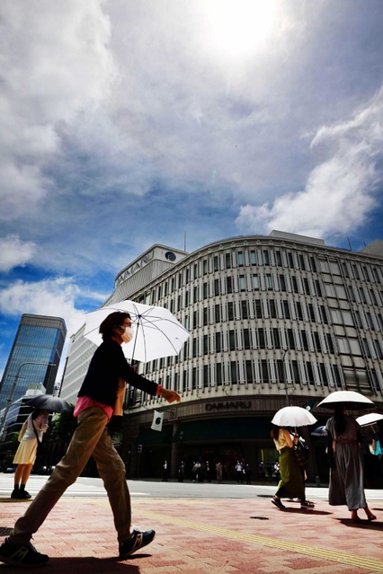 梅雨が明け、より夏らしくなった空気の街を行き交う人たち＝２８日午前、神戸市中央区（撮影・中西幸大）