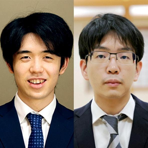 藤井聡太王位（左）豊島将之九段
