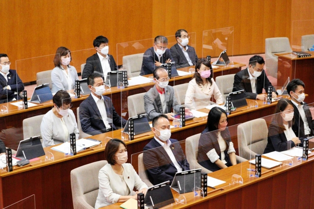 光本圭佑議員の発言を聞く尼崎市議会議員ら＝尼崎市役所