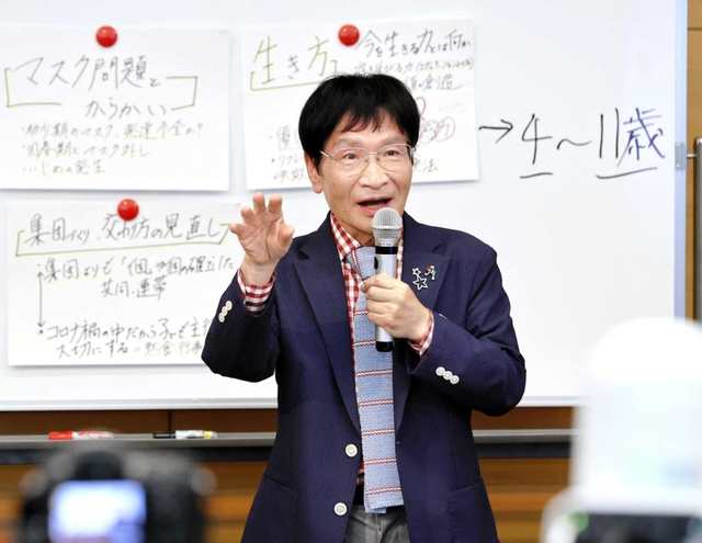 オンラインで講演する尾木直樹さん＝東京都港区、共同通信社