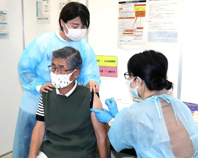 ４回目のワクチン接種を受ける高齢者。医療従事者には受けられない人も多い＝６月１６日、加古川市内