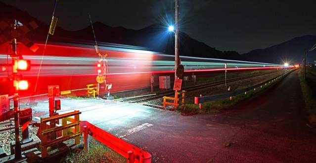 光跡を描きながら夕闇を駆ける抜けＪＲ播但線の列車＝兵庫県神河町