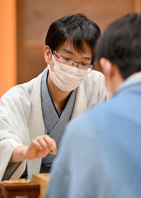 感想戦で対局を振り返る豊島将之九段（左）と藤井聡太王位＝２９日午後、愛知県犬山市、ホテルインディゴ犬山有楽苑