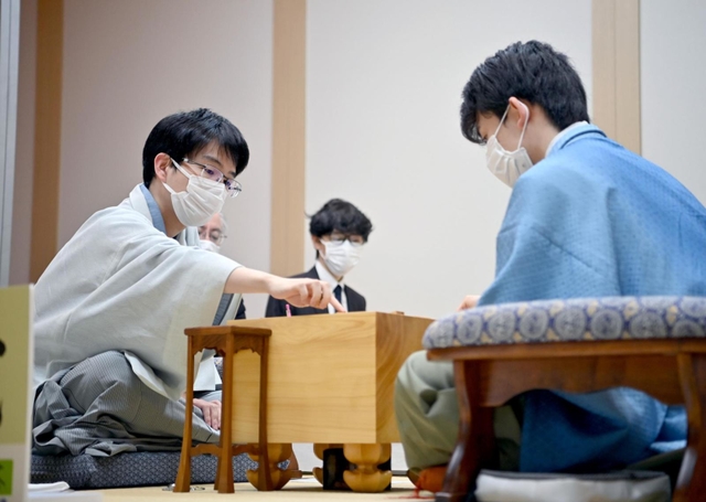 感想戦で対局を振り返る豊島将之九段（左）と藤井聡太王位＝２９日午後、愛知県犬山市、ホテルインディゴ犬山有楽苑