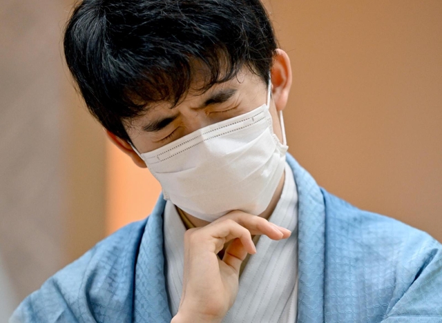 ７番勝負の第１局に敗れた後、厳しい表情を浮かべる藤井聡太王位＝２９日午後、愛知県犬山市、ホテルインディゴ犬山有楽苑