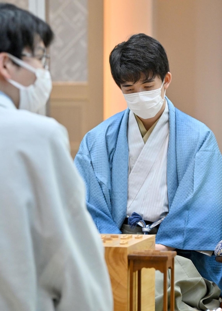 ７番勝負の第１局に敗れた後、厳しい表情を浮かべる藤井聡太王位＝２９日午後、愛知県犬山市、ホテルインディゴ犬山有楽苑