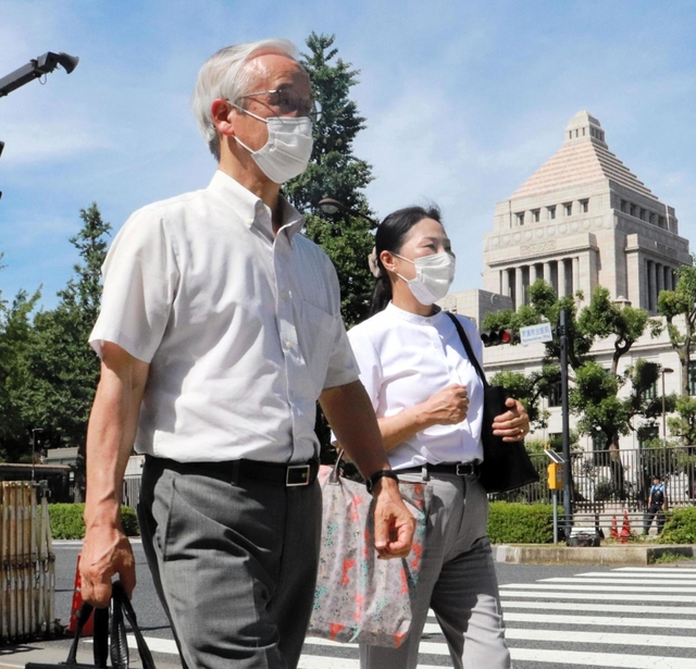 内閣府などで環境整備を訴えた高橋守雄代表理事（左）と成川玲子理事＝東京都千代田区