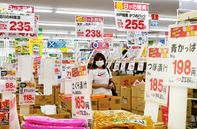 店内に並ぶ値札の数々。急激な物価高騰に企業も消費者も頭を悩ませている＝兵庫県稲美町中一色、業務スーパーフレッシュ石守稲美店