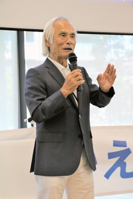 古野電気の社員を前にあいさつする堀江謙一さん＝西宮市芦原町９、古野電気