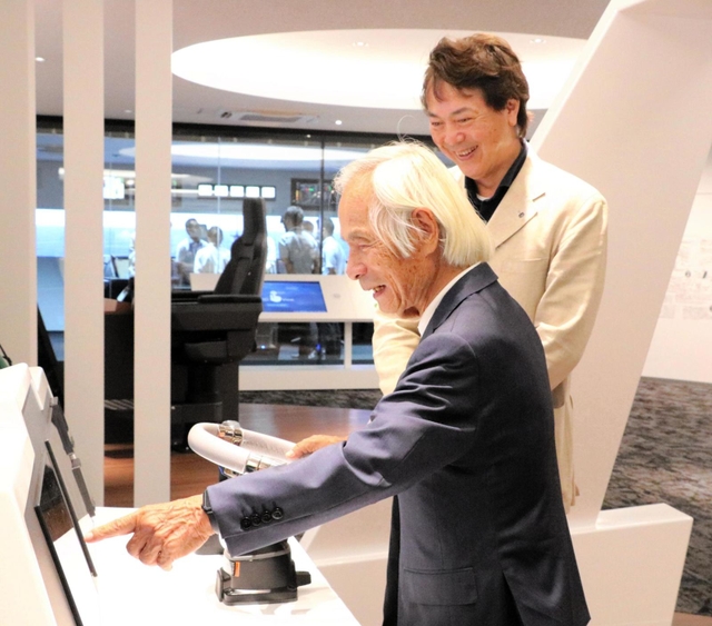 古野電気のショールームを見学する堀江謙一さん（手前）＝西宮市芦原町９、古野電気