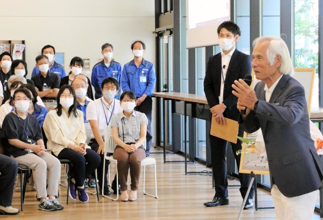 古野電気の社員らに感謝を述べる堀江謙一さん（右）＝西宮市芦原町９、古野電気