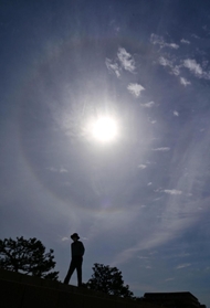朝の太陽の周りに現れた「日暈」。うっすらと虹色に輝いていた＝１日午前、神戸市垂水区海岸通、アジュール舞子