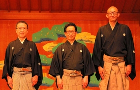 記者会見をする（左から）青木道喜、片山九郎右衛門、大江信行＝京都観世会館